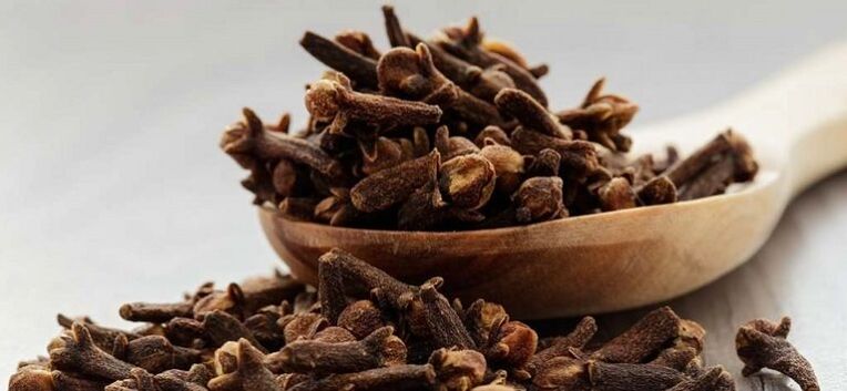 Clove essential oil helps to get rid of worms