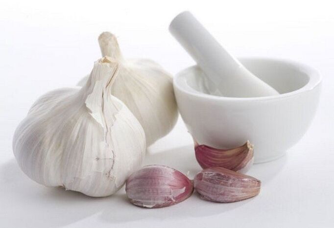 Garlic is a folk remedy to treat worms in adults