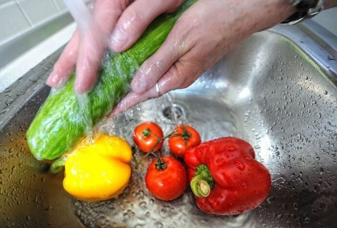 To prevent parasitic infections, it is necessary to wash vegetables before eating.